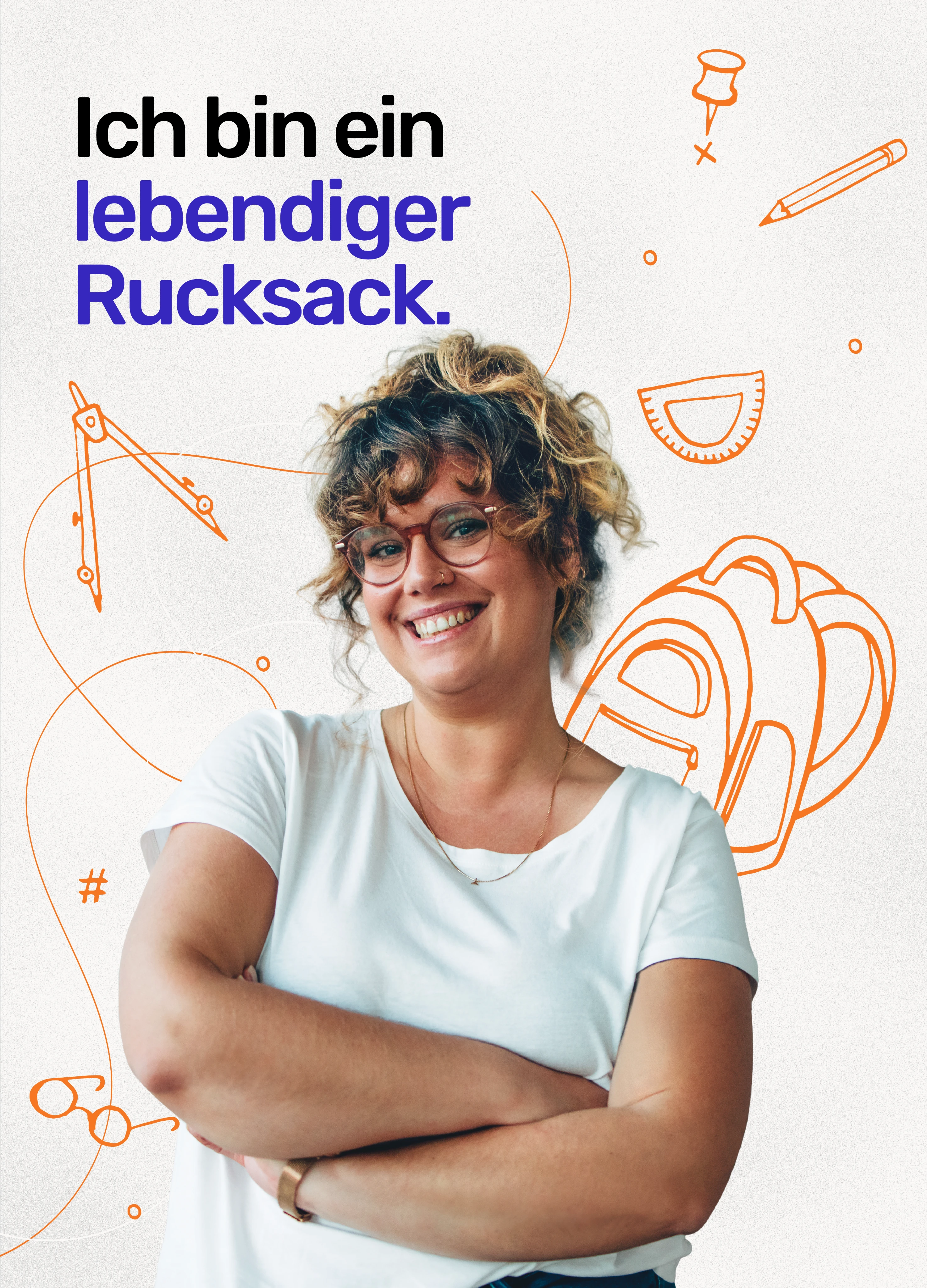 Beige Grafik mit orangefarbenen Symbolen wie einem Rucksack, einem Geodreieck und einem Zirkel. In der linken oberen Ecke der Schriftzug “Ich bin ein lebendiger Rucksack” Im Vordergrund ist eine Frau abgebildet, die motiviert in die Kamera lächelt.